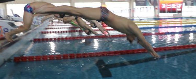 HAFTADA 65 KİLOMETRE KULAÇ ATIYORLAR