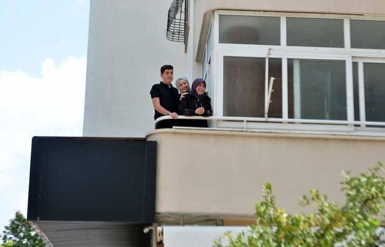 SİREN SESİYLE BALKONA KOŞTULAR