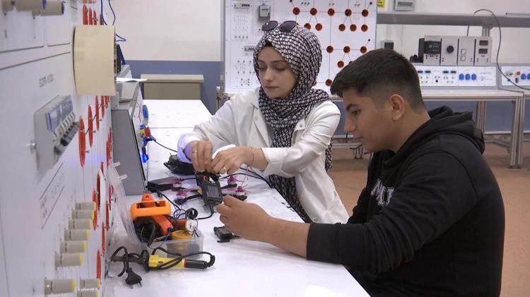 BİR NEVİ HAVADA ŞARJ OLUYOR