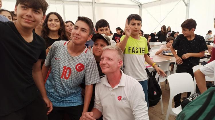 YÜZLERDEKİ GÜLÜMSEMEYİ GÖRMEK, HER ŞEYE DEĞER