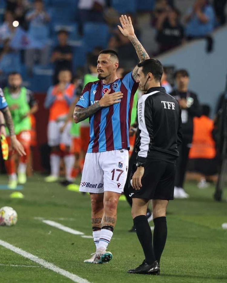 FUTBOLA GÖZYAŞLARIYLA VEDA ETTİ