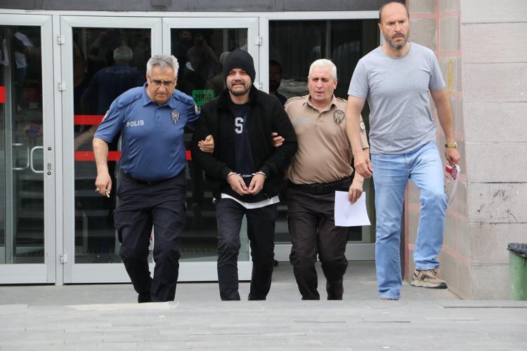 ARKASINDAN KOŞARAK GELİYOR