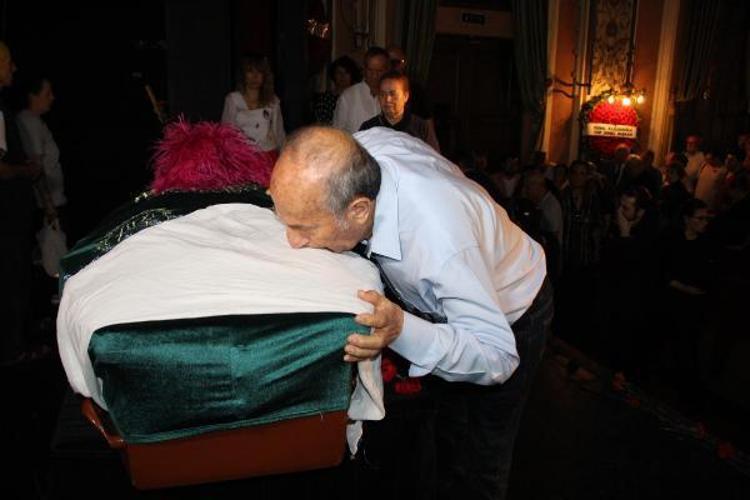 ALKIŞLARLA SON YOLCULUĞUNA UĞURLANDI