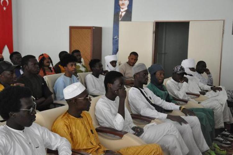 FARKLI ÜLKELERİ GEZİYORMUŞ HİSSİNE KAPILIYORUM