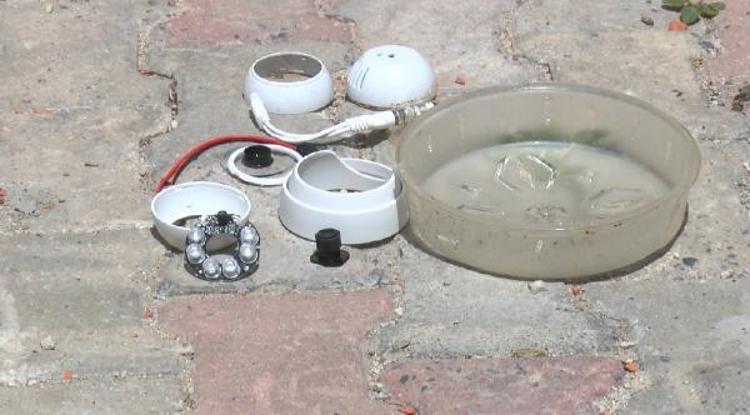 EVİNİN ÖNÜNE BARİKAT KURDU