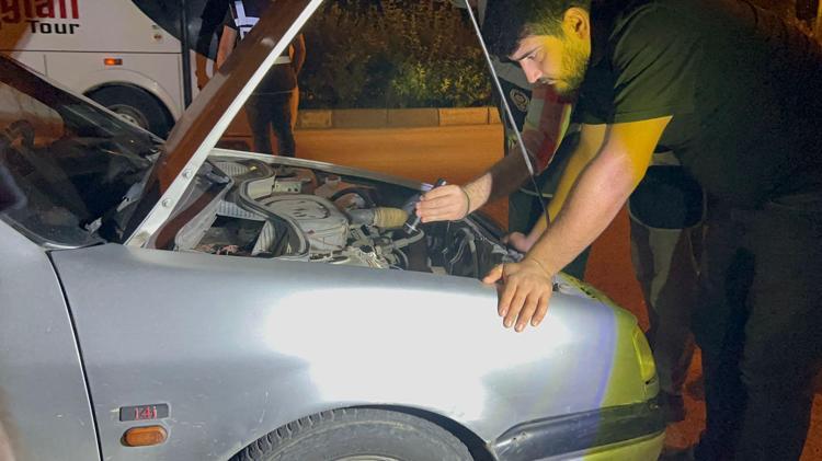 POLİSLER ARACIN MOTORUNA GİREN KEDİ İÇİN SEFERBER OLDU