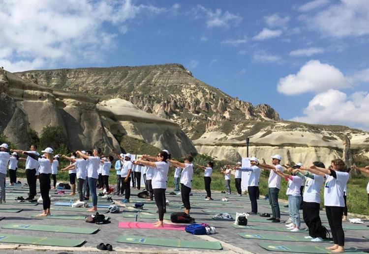 YOGA İNSANLARI BİR ARAYA GETİRİR