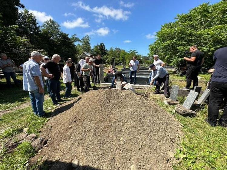 TOPLU MEZARDAN KURŞUNLANMIŞ KEMİKLERİ ÇIKTI