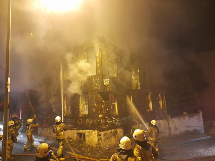 ALEVLER TÜM BİNAYI SARDI