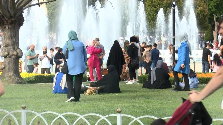 EMİNÖNÜNDE BALIK EKMEK HERKESİN VAZGEÇİLMEZİ