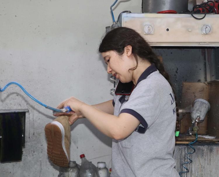 80 BİN İŞÇİ GÜNDE 2 MİLYON ÜRETİYOR