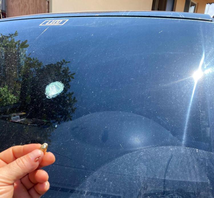 MERMİ ARAÇ CAMINI DELDİ