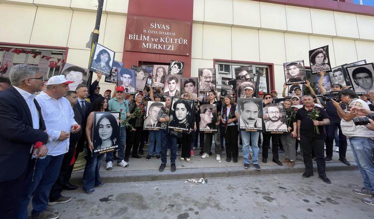 BİNA ÖNÜNE AİLELER KARANFİL VE GÜLLER BIRAKTI