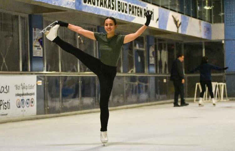 ÇOCUKLAR BACAĞIMDAN TUTUYOR