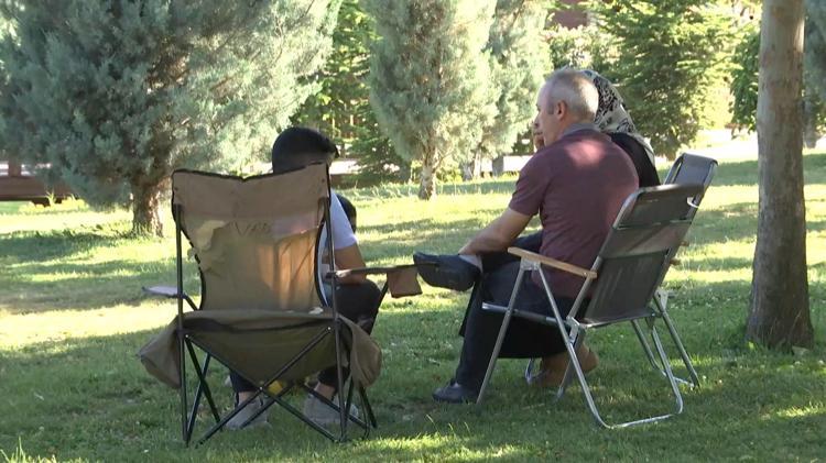 ELAZIĞ’DA SICAKTAN BUNALANLAR, PARK VE BAHÇELERİ TERCİH ETTİ