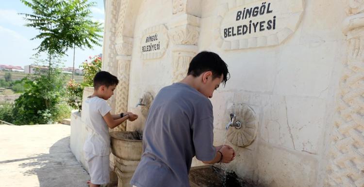 SİİRT’TE DÖNER USTALARININ SICAKTA ZORLU MESAİSİ