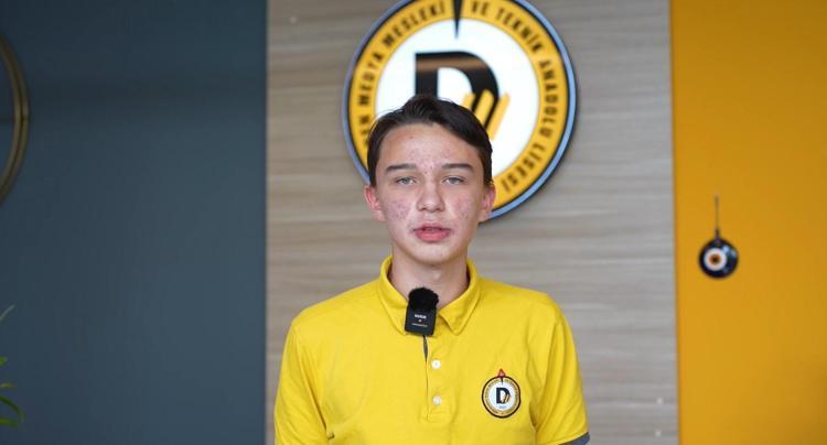 “YAPAY ZEKA, PROGRAMLAMA, ROBOTİK VE SİBER GÜVENLİK DERSLERİ DE GÖRMEKTEYİZ”