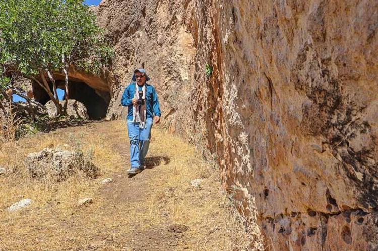‘PİRAMİT TARZI, 2 KATLI KAYA MEZARI VAR’