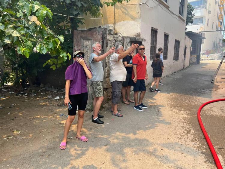 MASKE VE TİŞÖRTLE YÜZLERİNİ KAPATTILAR