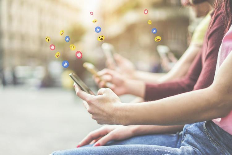 ‘BAŞ PARMAK HAVAYA’ EMOJİSİ HAKARET OLARAK ALGILANABİLİYOR