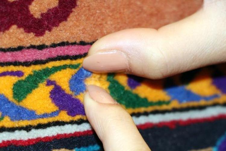 AYAK UÇLARINDA, KRAVATTA VE YÜZDE ÇOK FAZLA RENK VAR