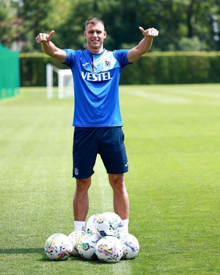 OYUN TARZI İLE İLGİLİ GÖRÜŞMELERİMİZİ SAHA İÇERİSİNE YAPIYORUZ