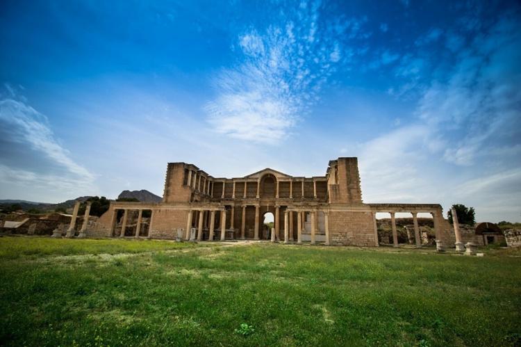 BİNANIN YAPIMINDA PARA VERENLERİN İSMİ DUVARA YAZILMIŞ