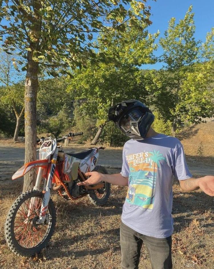 ARKADAŞLARIYLA YAŞIYORMUŞ