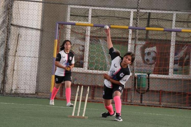 HEM FUTBOL HEM KRİKET TAKIMINDA OYNUYORUM