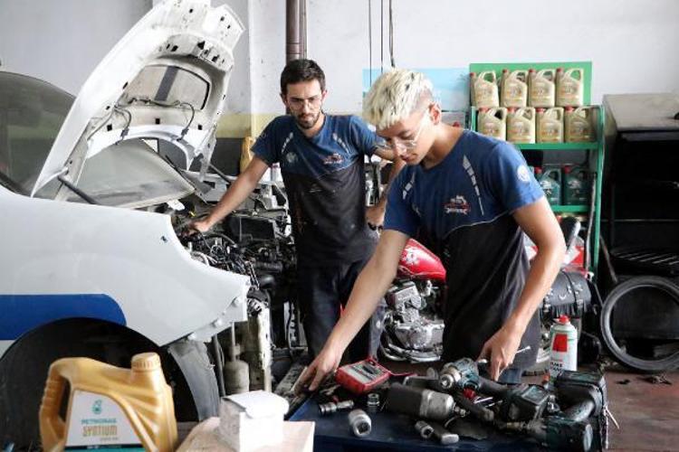 BABAMA YÜK OLMAK İSTEMEDİĞİM İÇİN ÇIRAKLIK YAPIYORUM