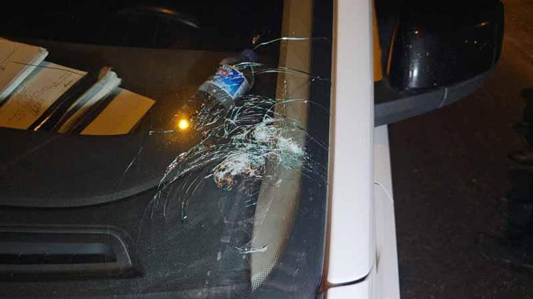 POLİS ARACINA SERT CİSİM ATTILAR