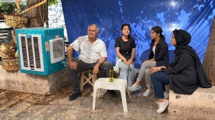 MİDYAT’TA ESNAF, AĞACIN ALTINA SULU KLİMA SİSTEMİ KURDU