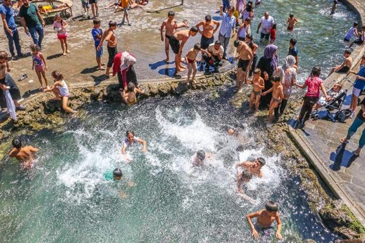 DİYARBAKIR’DA ÇOCUKAR ANZELE’YE AKIN ETTİ