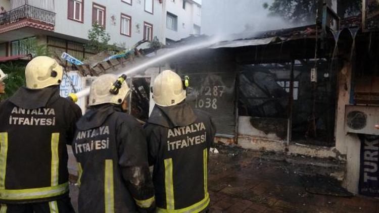 DIŞARDA OTURUYORDUK