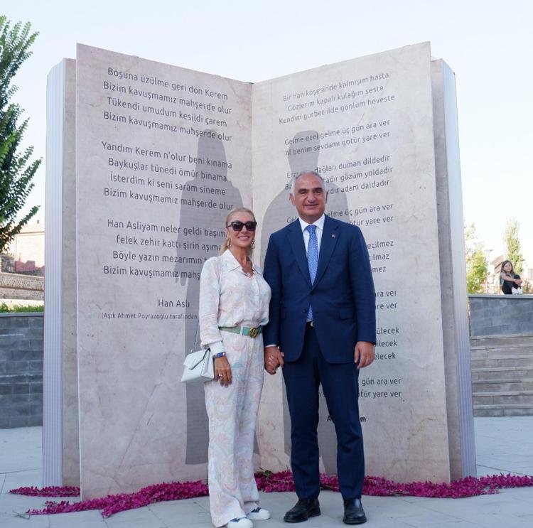 KEREM İLE ASLI TAGINDA EL ELE POZ VERDİLER