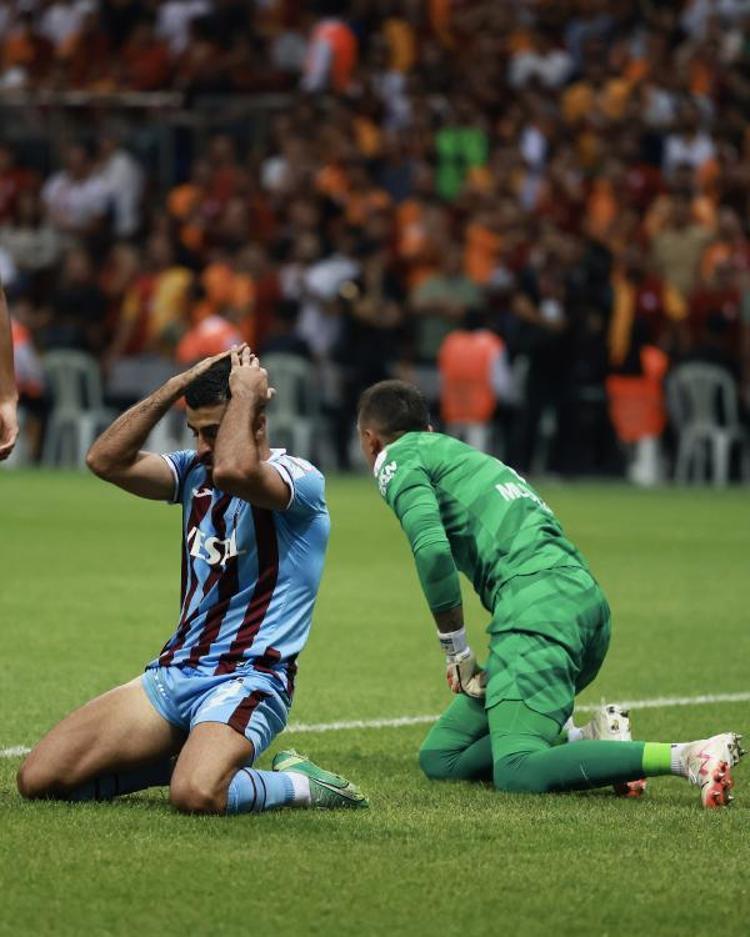 TEPKİLER GAZETELERDE: ‘HAKEM KARTLARI EVDE UNUTTU’