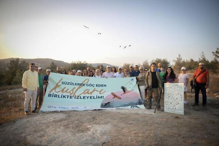 DÜRBÜNLERLE İZLEDİLER