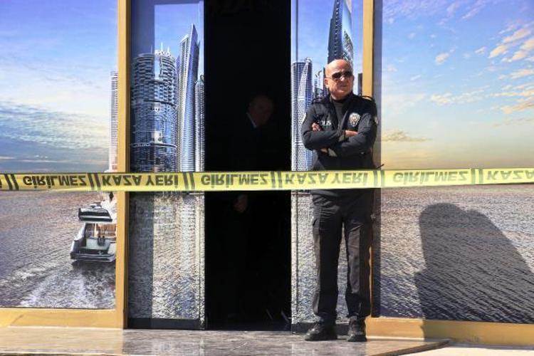 ÇANTADAN ÇIKARDIĞIM TABANCAYI SIKTIM