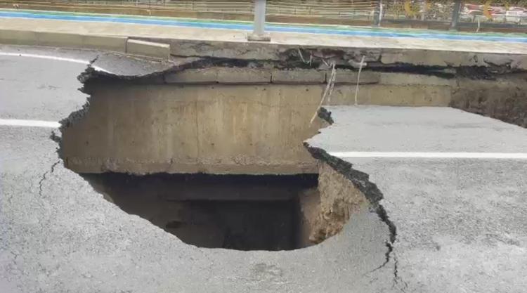 GÜNEYSU’DA YOL ÇÖKTÜ