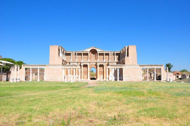 FAY HATTI ANTİK KENTİN MERKEZİNDEN GEÇİYOR