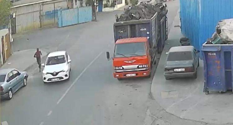 BİRİYLE GÖRÜŞÜYORMUŞ GİBİ YAPTI