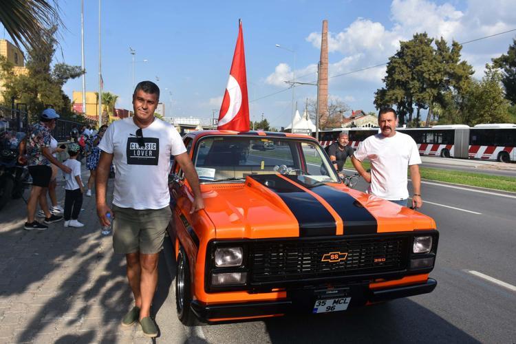 KLASİK OTOMOBİLCİLER 30 AĞUSTOSA RENK KATTI