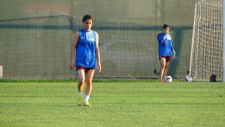 ‘KIZ ÇOCUĞU FUTBOL MU OYNAR DİYORLARDI, ARTIK FORMA İSTİYORLAR’