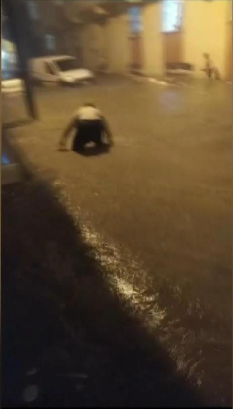 ARKADAN SU KAPIYA BASINÇ YAPINCA AZ DAHA BOĞULUYORDUK