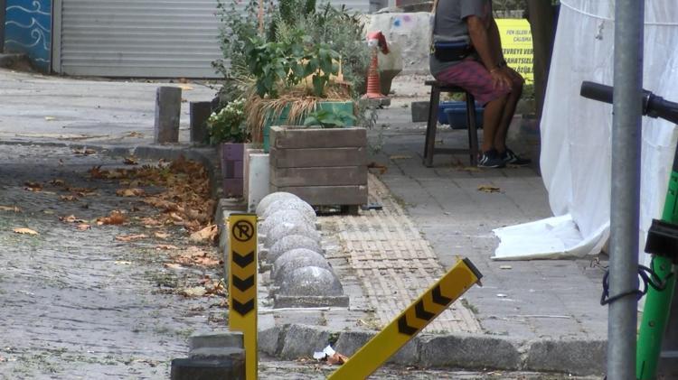 AYNI SOKAKTA ENGELLİ YOLU ÜZERİNDE SAKSILAR VAR