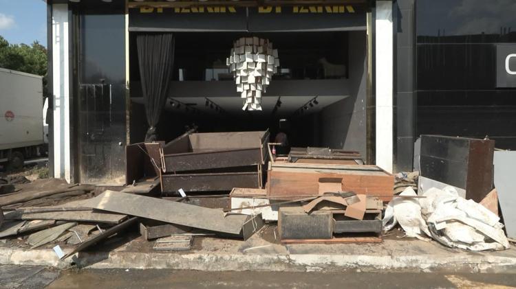 SU SEVİYESİ MAĞAZALARIN GİRİŞ KATINDA 2 METRE 20 SANTİMİ BULDU