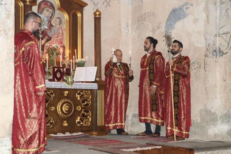 VAN GÖLÜ VAN İLİNİN MAVİ GÖZÜYSE BU ADA DA GÖZ BEBEĞİ