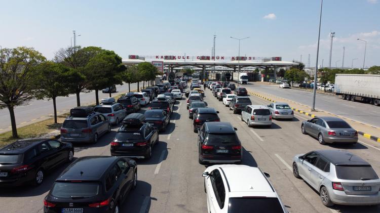 ÇOĞU KİŞİ UÇAK YERİNE ARABAYI KULLANIYOR