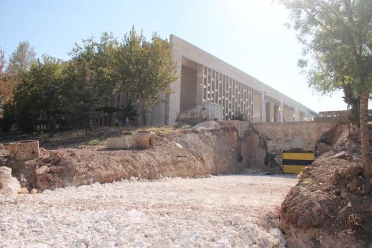 POLİS BARİYERLERİYLE KAPALI TUTULUYOR