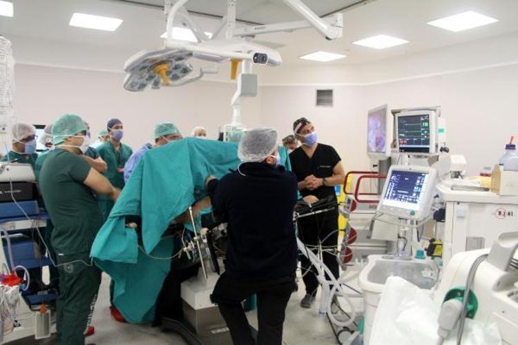 OBEZİTE CERRAHİSİ YAŞI ERGENLİK ÇAĞINA İNDİ